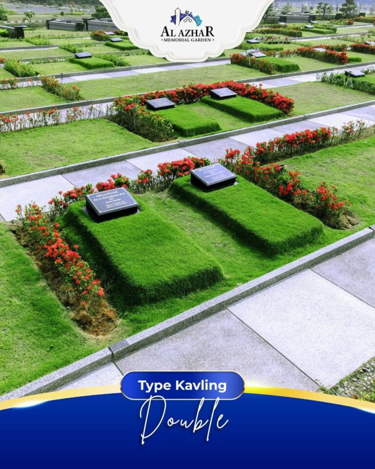 Kavling makam tipe Double dengan rumput hijau, nisan granit hitam, dan tanaman berbunga merah sebagai pembatas
