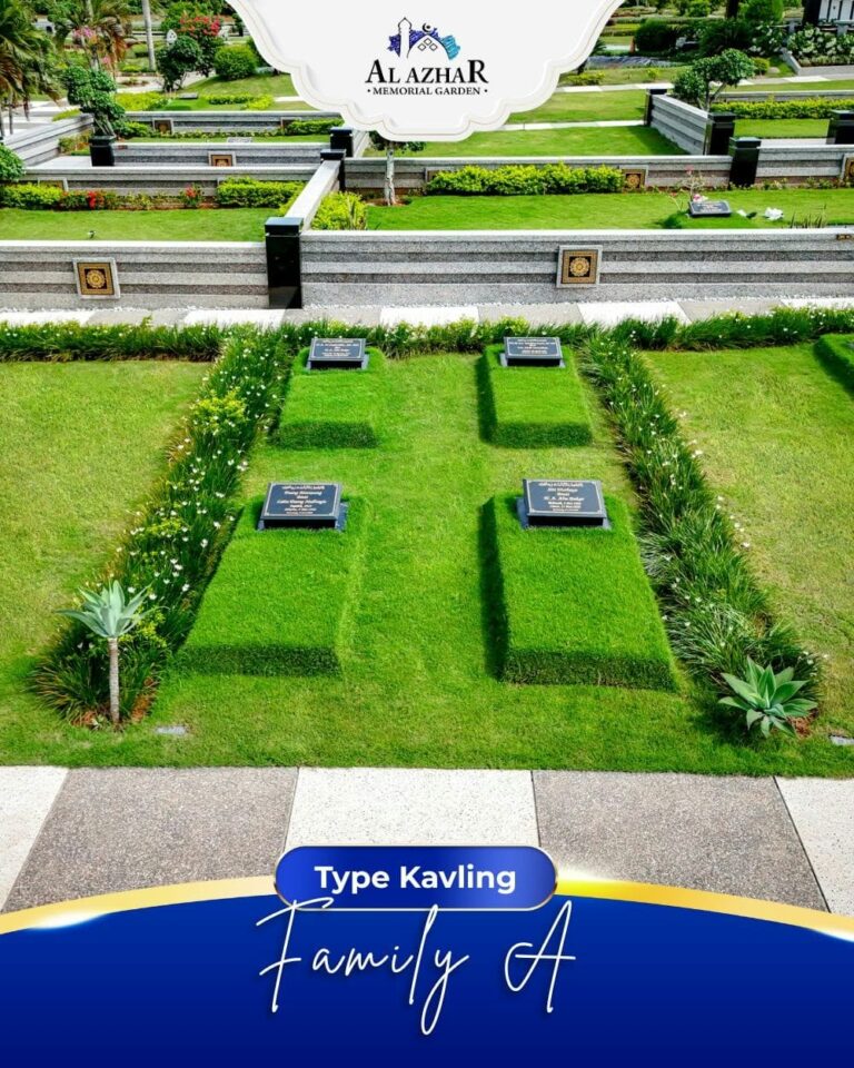 Kavling makam tipe Family A dengan rumput hijau, tanaman pagar, dan walkway di bagian depan